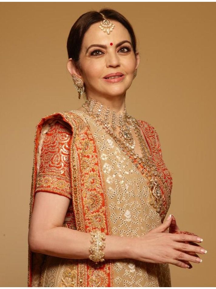 नीता अंबानी के घाघरे पर जरदोजी की कारीगरी, सगाई पर पहनी बेटी ईशा की ज्वेलरी