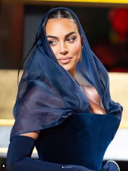 सऊदी अरब में सिर पर कपड़ा ओढ़कर निकलीं रोनाल्डो की वाइफ, Photos