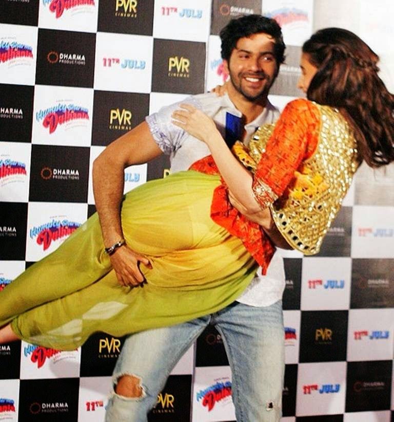 actress oops छोटे कपड़ों के कारण सरेआम शर्मिंदा हुई ये हसीनाएं! फैशन-स्टाइल पड़ गया भारी  - Bollywood actress oops moment wardrobe malfunction pubically deepika  padukone kareena kapoor khan sonam kapoor ...