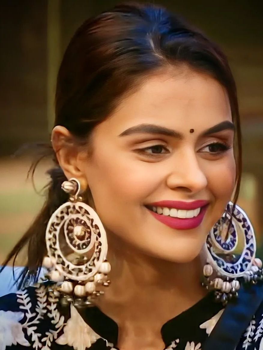 प्रियंका की चांद बालियों पर बिग बॉस भी फिदा, लगती हैं बड़ी खूबसूरत, देखें Photos