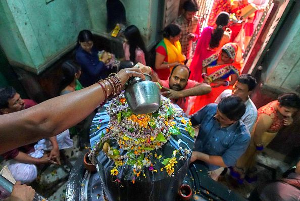 महाशिवरात्रि पर शनि के प्रकोप से बचाएंगी ये 7 चीजें - Mahashivratri 2023  offer these things to shivling for avoid shani ki dhaiya and sadhe sati  tvisu