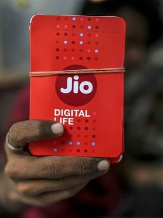एक रिचार्ज में चलेगा चार लोगों का फोन, Jio के पास है खास प्लान