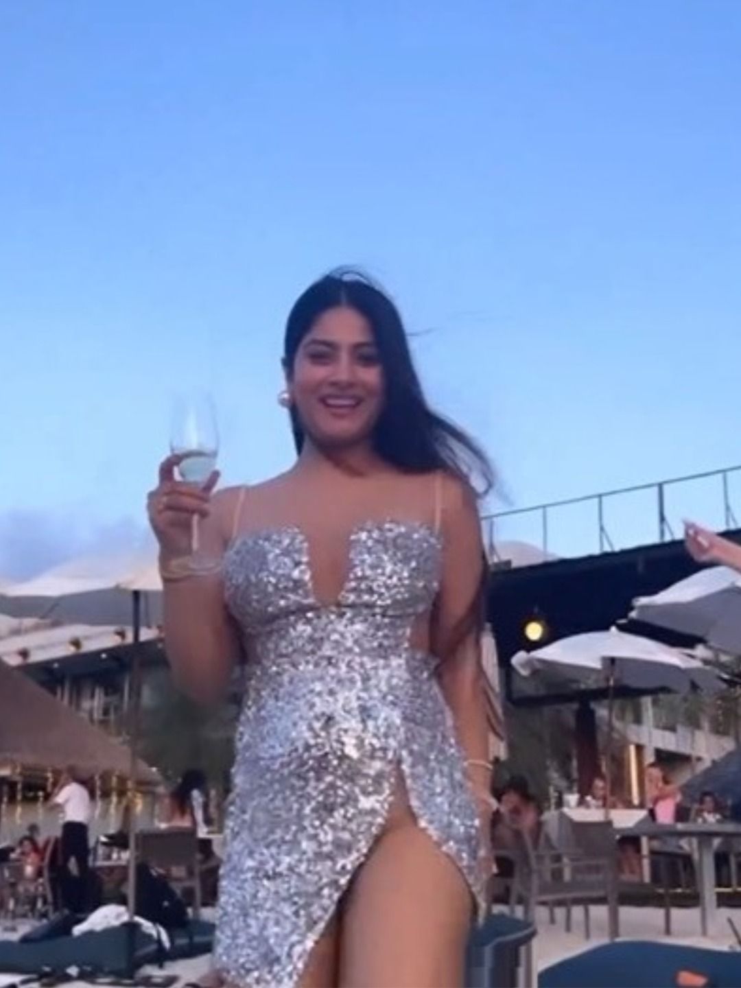 एक्ट्रेस ने गर्ल्स गैंग संग बैचलर पार्टी में पहनी ऐसी ड्रेस, भड़क गए लोग