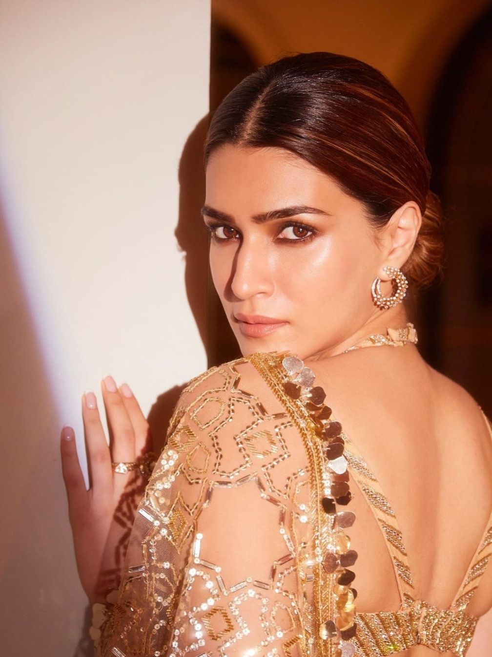 कियारा के रिसेप्शन में कृति सेनन लगीं सुंदर, लेकिन साड़ी पर लुटा दिए इतने रुपये