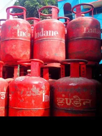 LPG cylinder price hiked by Rs 50; sharp dip in onion prices: Understanding inflation with BT Graphics