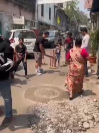 David Warner plays gully cricket with Mumbai youngsters, watch video