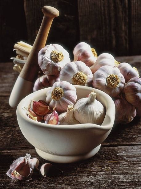 इन बीमारियों में लहसुन खाना हो सकता है खतरनाक, भूलकर भी ना करें ये गलती