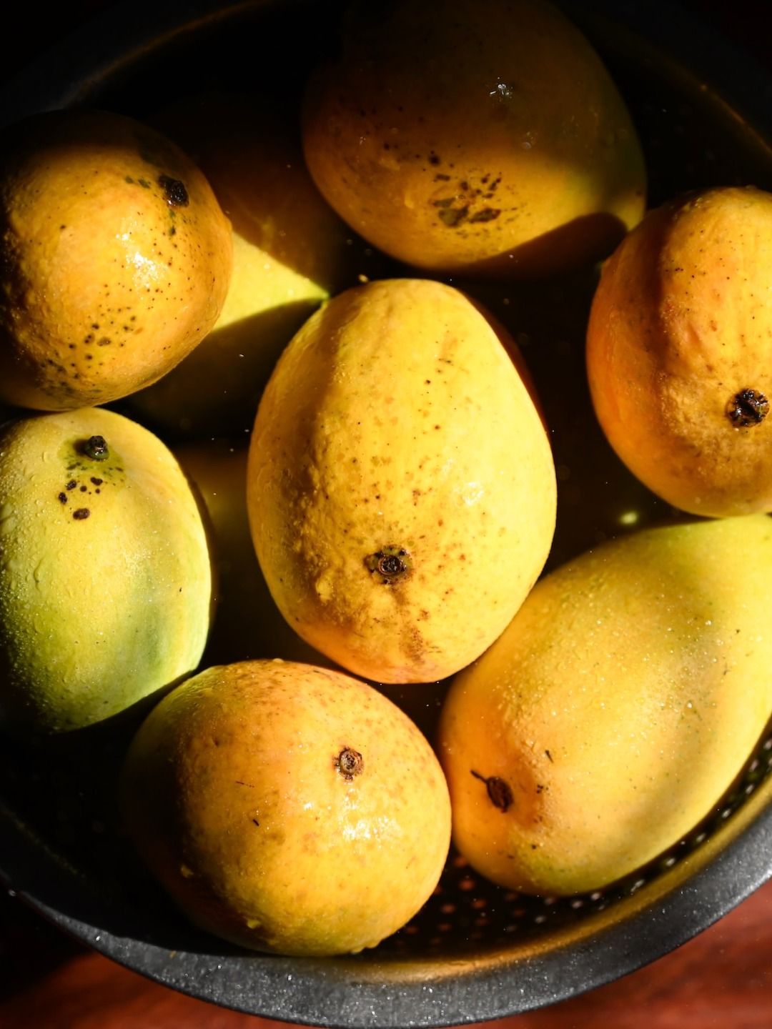 আম খাওয়ার আগে কেন জলে ভিজিয়ে রাখা উচিত?