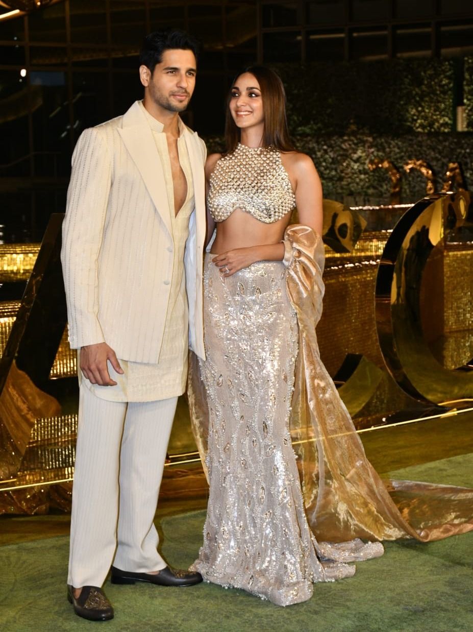 अंबानी की पार्टी में ग्लैमरस लगीं कियारा, लोग बोले- अपने रिसेप्शन में ऐसे कपड़े क्यों नहीं पहने?