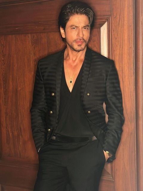 शाहरुख खान का लेटेस्ट लुक देख क्रेजी हुई जनता, एक्ट्रेसेज का आया दिल, फैंस बोले- आर्यन पर गए हैं