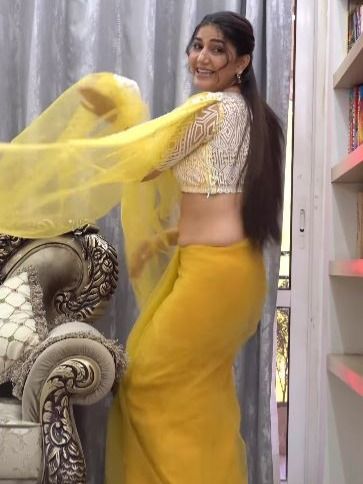 सपना चौधरी का पीली साड़ी में बोल्ड डांस, स्टाइल बना देगा दीवाना