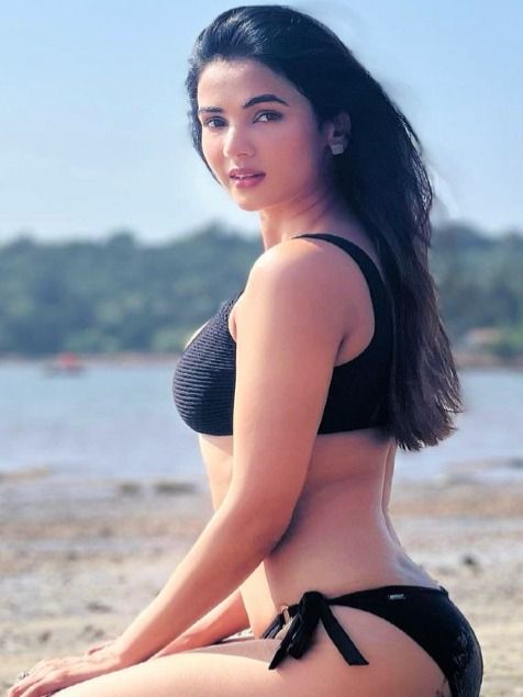 सलमान की 54 साल की हीरोइन ने पहनी इतनी महंगी साड़ी, कीमत जान रह जाएंगे दंग