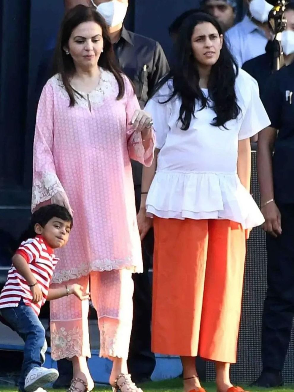 नीता-आकाश अंबानी ने पहने इतने सिंपल कपड़े, बहू ने पैंट-शर्ट में फ्लॉन्ट किया बेबी बंप