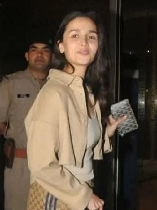 आलिया भट्ट ने पहनी लाखों की साधारण सी पैंट...बैग की कीमत उड़ा देगी होश