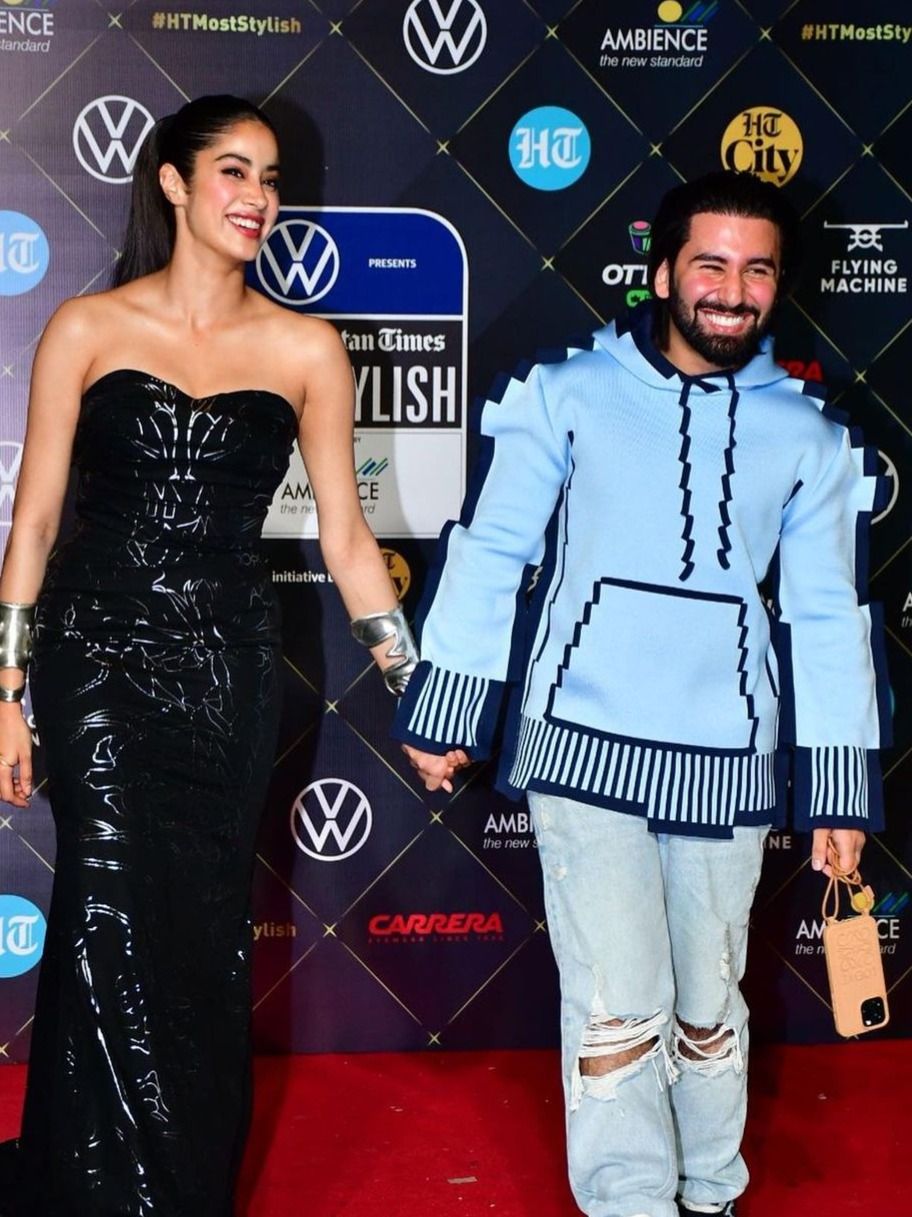 जान्हवी कपूर का ओरी ने पकड़ा हाथ, पहनी थी लाखों की ये अजीब जैकेट!