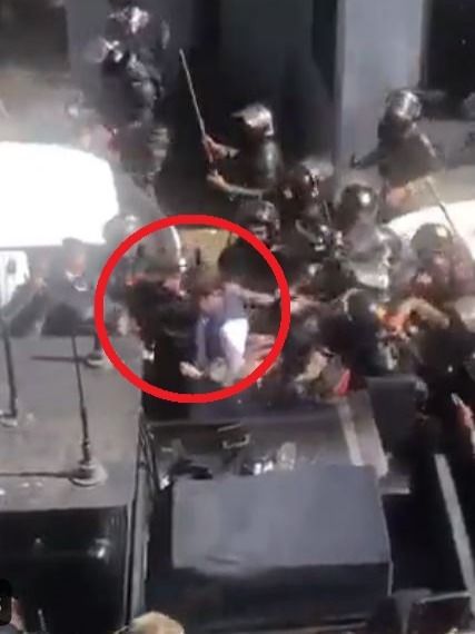 Video: अरेस्ट के बाद इमरान खान को घसीटते हुए ले गए पाकिस्तानी रेंजर्स