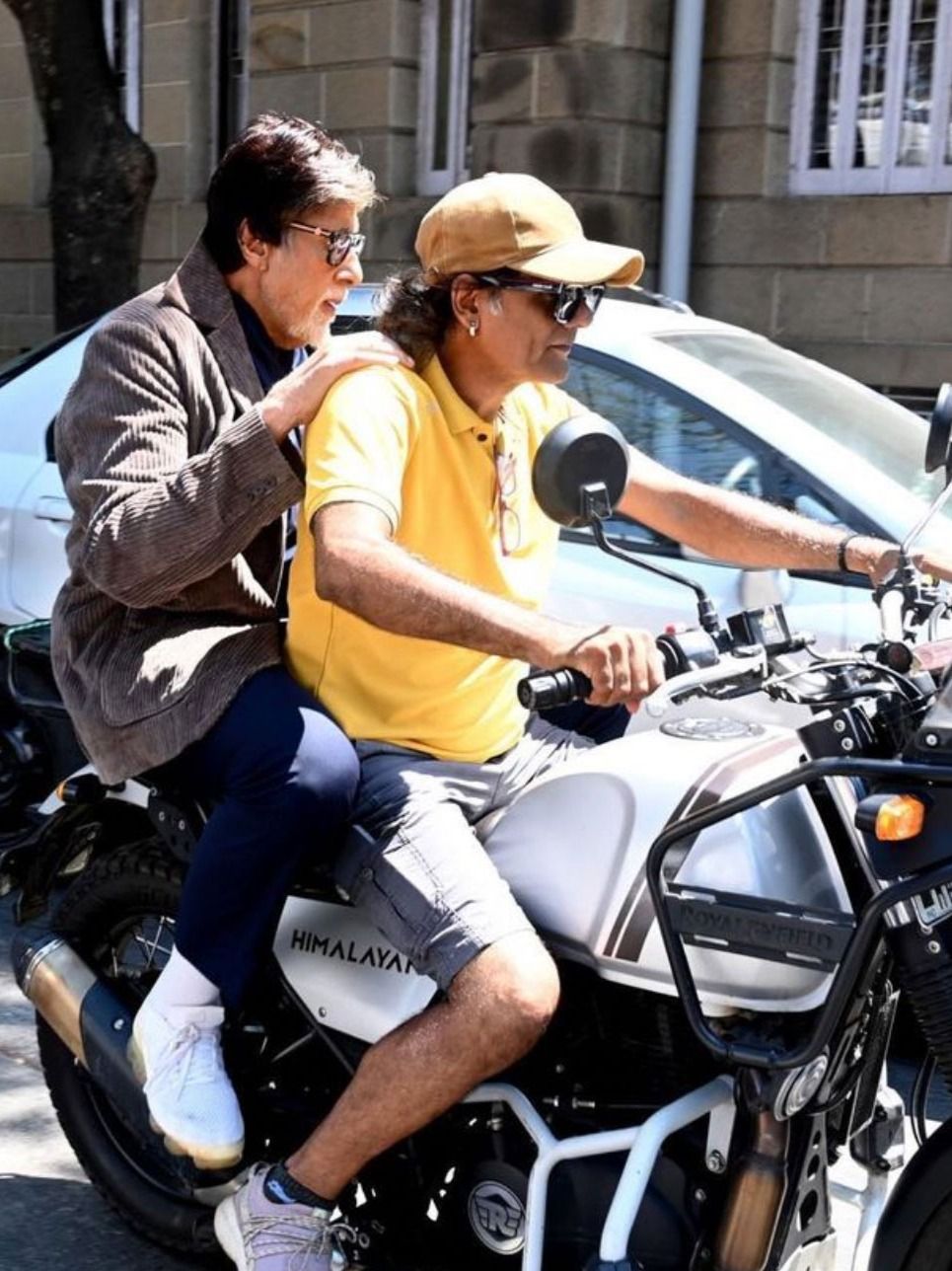 Amitabh Bachchan takes bike ride to reach set on time, days after Sara Ali Khan took metro to avoid Mumbai traffic