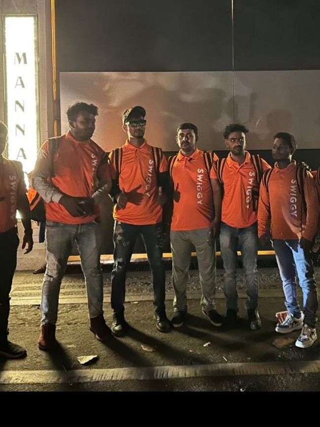 Swiggy, Shah Rukh Khan’s Twitter exchange goes viral, delivery boys pose in front of SRK’s house Mannat