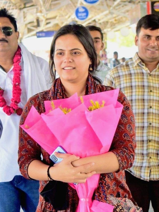 UPSC टॉपर शक्ति दुबे की हैं एक जुड़वा बहन, क्या करती हैं वह?