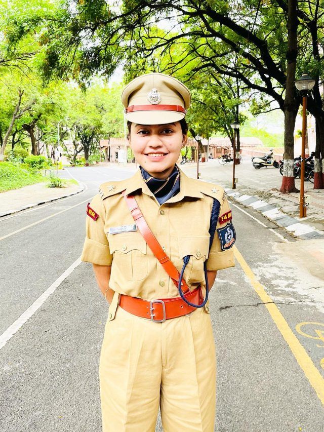 वर्दी पहनकर धाकड़ लगती हैं IPS अंशिका वर्मा