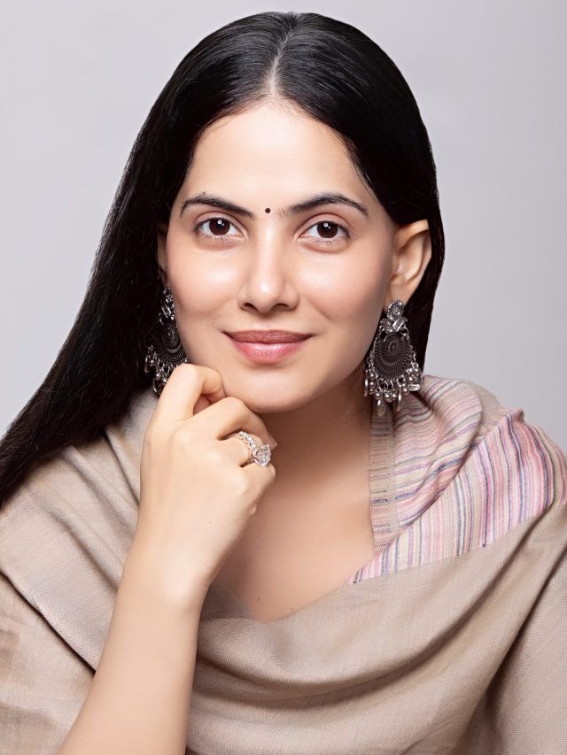 जया किशोरी की तरह चमकदार स्किन के लिए ट्राई करें ये होममेड स्प्रे