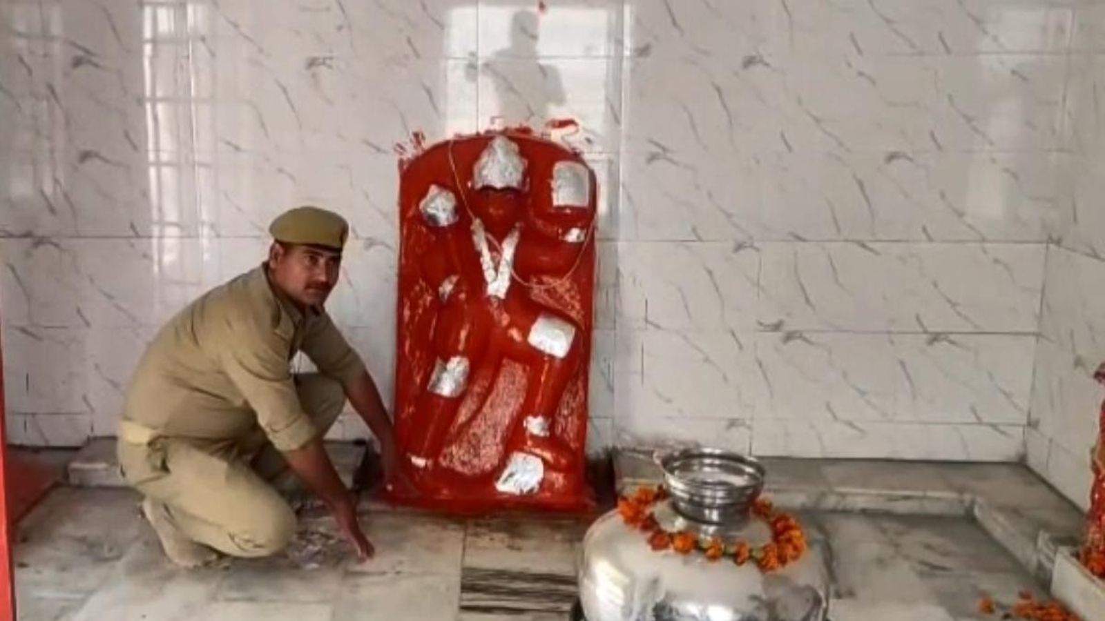 जब हनुमान जी की आंखों से निकले आंसू! - Tears comes out from eyes of bajrangbali statue in knapur viral video lclg