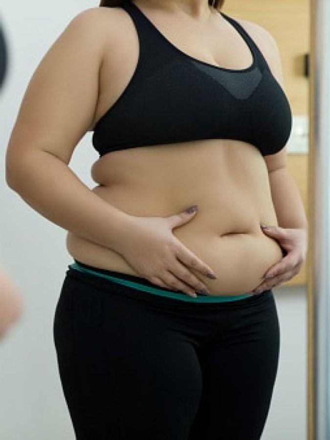 Tukli qora mushuklar Boshning orqasidagi oyoqlarni onanizm qiladi