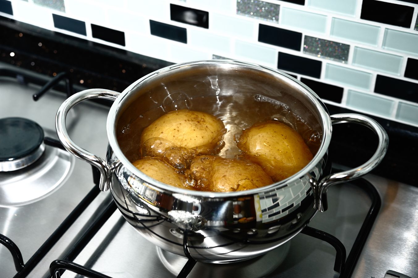 मिनटों में छिल जाएंगे उबले हुए ढेर सारे आलू, अपनाएं ये ट्रिक - Potato peeling tips peel hot potato easily tricks cooking tips kitchen hacks pplbsv