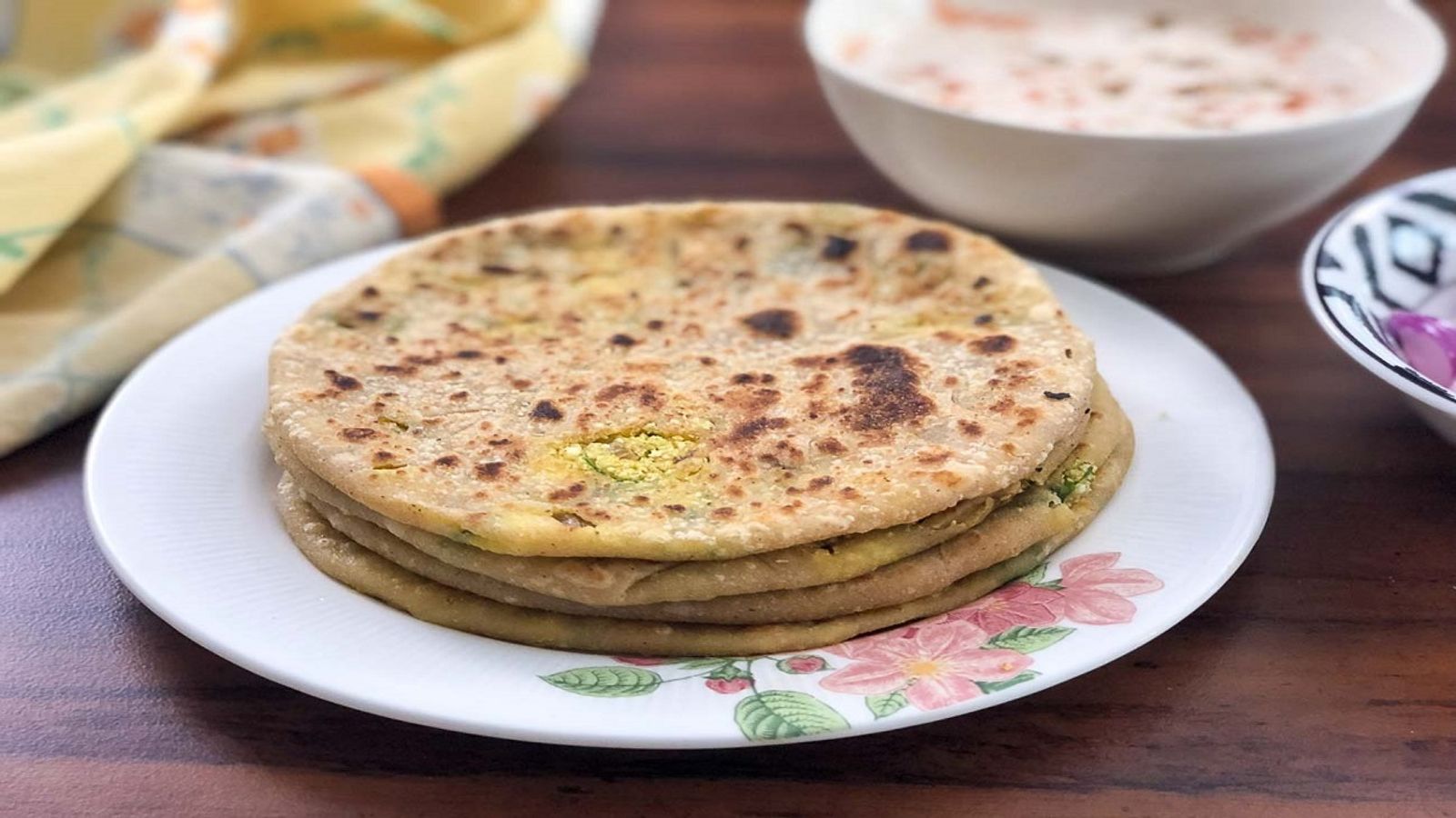 बारिश के मौसम में बनाकर खाएं आलू के पराठे, इस रेसिपी से करें स्टफिंग - Aloo ke parathe how to make soft tasty aloo paratha monsoon breakfast lbsv