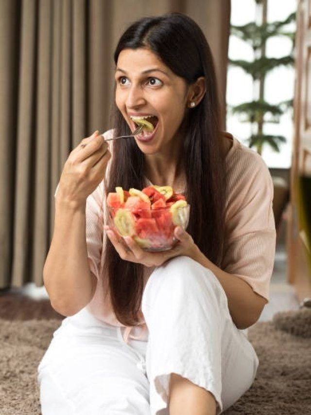 40 की उम्र के बाद महिलाओं को जवां रखेगी ये डाइट, मिलेंगे कई लाभ