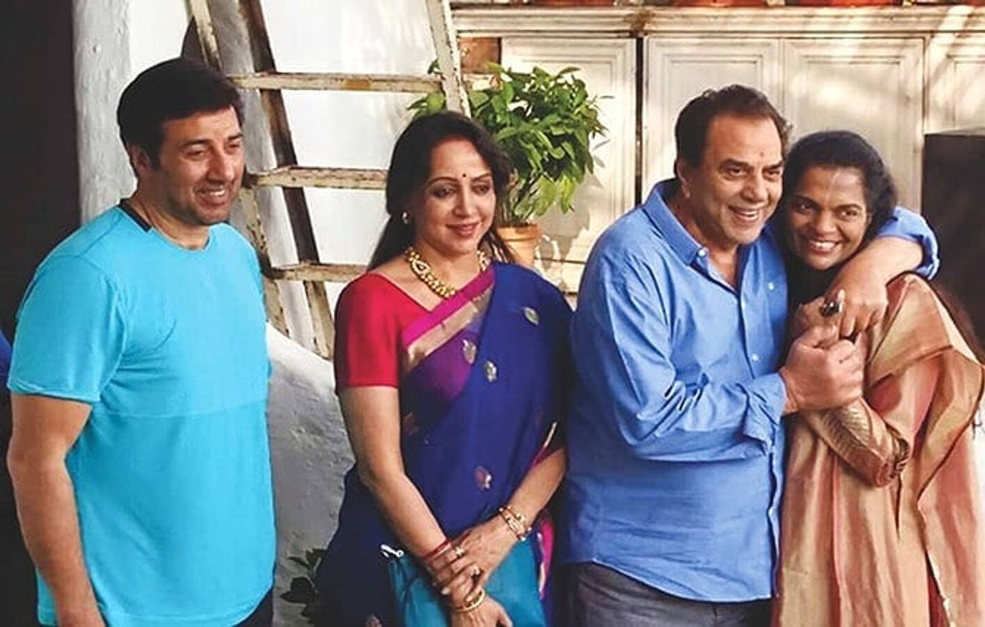 जब एक फ्रेम में दिखे सनी-हेमा मालिनी, धर्मेंद्र संग दिए पोज, रेयर फोटो Viral - When sunny deol poses with hema malini and father dharmendra rare photo viral prakash kaur deol family