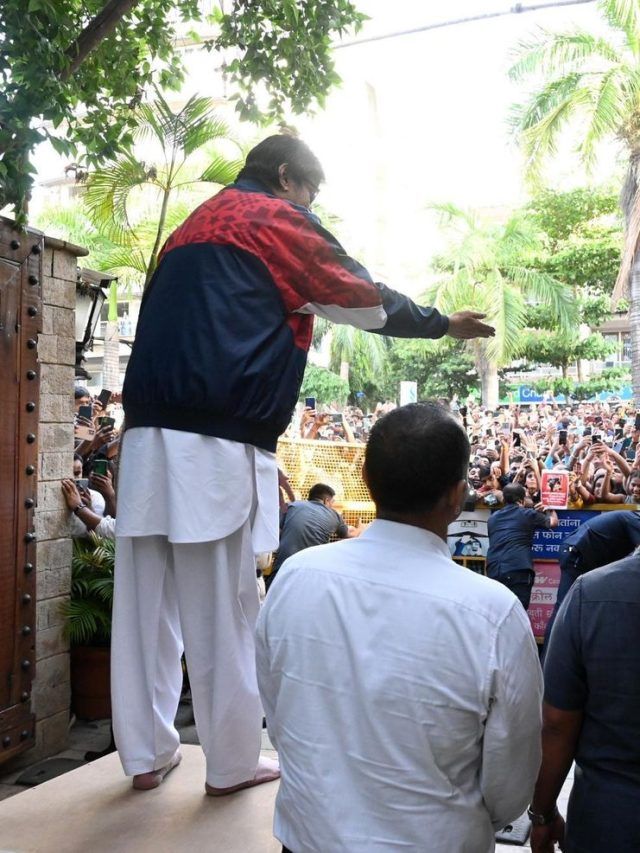 जलसा के बाहर खड़े हजारों फैन्स, क्यों नंगे पांव मिलने पहुंचे अमिताभ?