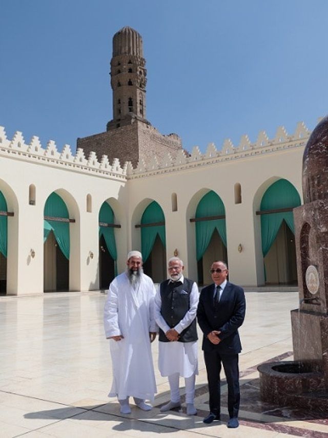 मिस्र के पिरामिड निहारते दिखे PM मोदी, ऐतिहासिक मस्जिद में खिंचाई Photos, देखें