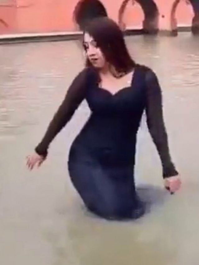 'पानी में आग लगानी है...', अयोध्या की सरयू नदी में लड़की के डांस पर बवाल- VIDEO