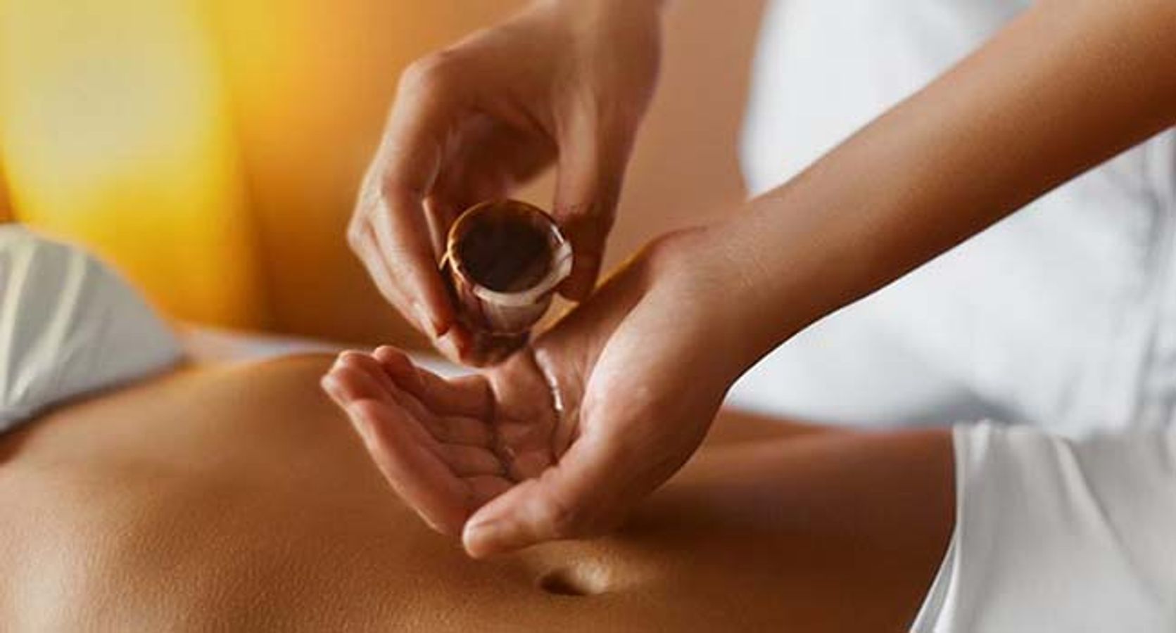 নাভিতে কোন তেল লাগালে বাড়ে ত্বকের জেল্লা? - Oiling in belly button which oil is better for getting glamourous skin mdv