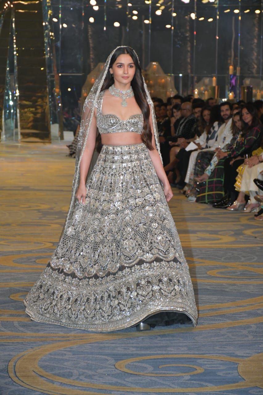 alia bhatt grey dress Saree Alia Bhatt In Grey Lehenga Pin By Anuja On Saree Saree Look, Indian  Bridal Dress,