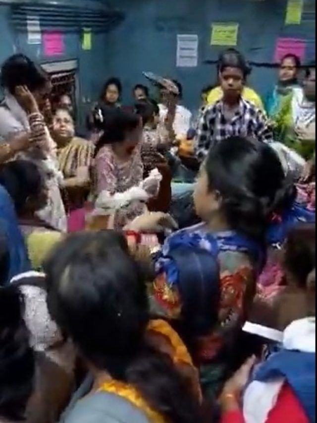 ट्रेन में भिड़ी महिलाएं, नोचे एक दूसरे के बाल, जूते-चप्पल भी चले! Video