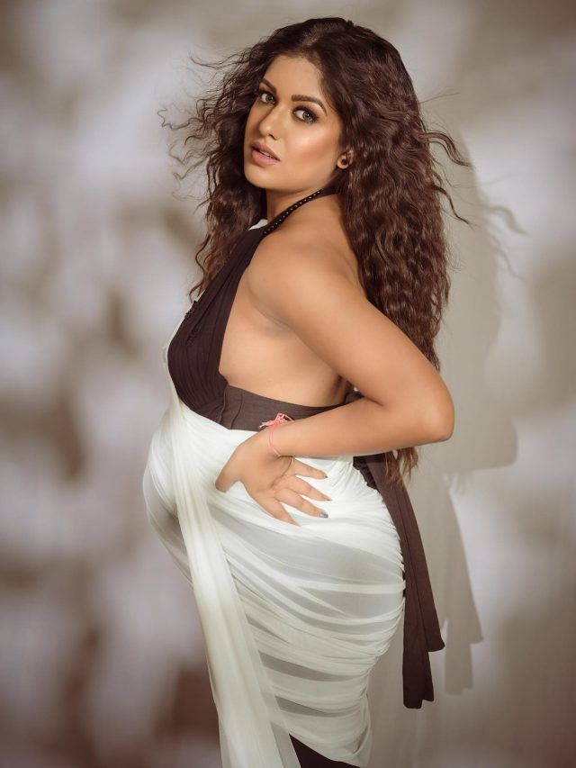 प्रेग्नेंसी में एक्ट्रेस का किलर फोटोशूट, रिवीलिंग आउटफिट में फ्लॉन्ट किया बेबी बंप