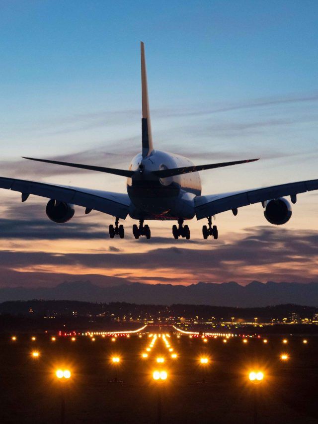 गिरा, गिरा... उड़ते विमान में मचा हड़कंप! छत में हुआ छेद, चिल्लाने लगे यात्री