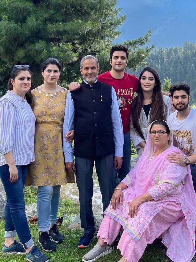 IAS अतहर की फैमिली फोटो...सास-ससुर, देवर और ननद के साथ दिखीं पत्नी डॉ. महरीन