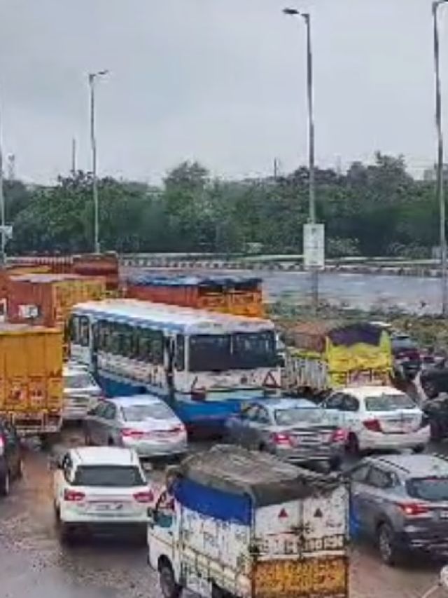 दिल्ली में बारिश के बीच 10 किमी लंबा जाम, पानी-पानी हुई सड़कें, देखें वीडियो