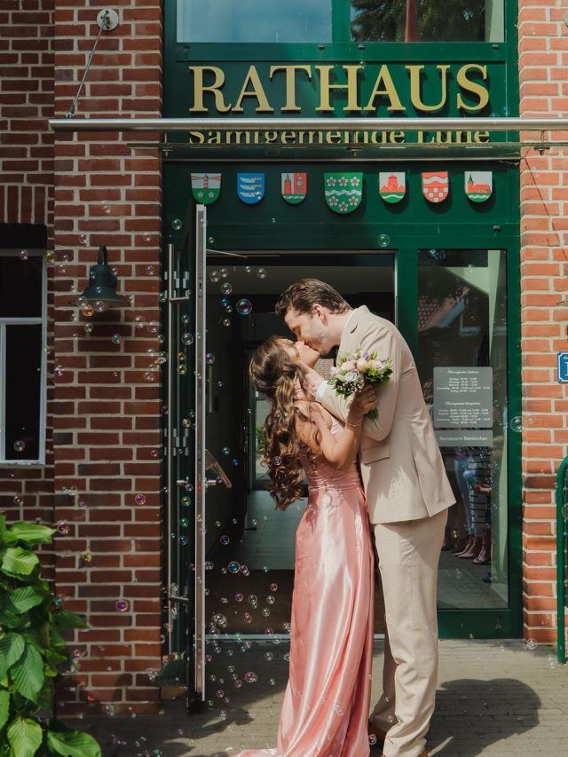 कोर्ट मैरिज के बाद विदेशी दूल्हे संग रोमांटिक हुई एक्ट्रेस, सड़क पर किया Liplock