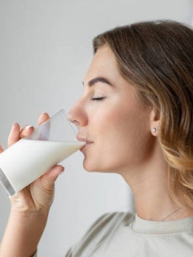 इन लोगों को भूलकर भी नहीं पीना चाहिए दूध, फायदे की जगह होगा नुकसान!