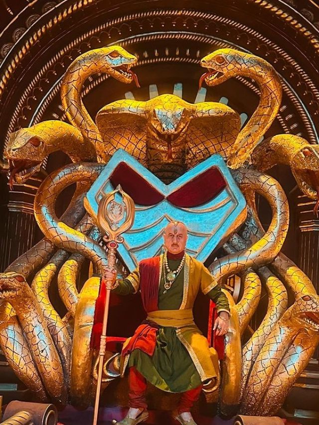 सांपों से घिरा-नाग शैया पर बैठा 68 साल का एक्टर, बेखौफ अंदाज ने उड़ाए होश