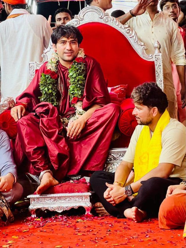 बागेश्वर बाबा की शरण में पहुंचा स्टार क्रिकेटर, चरणों में बैठकर लिया आशीर्वाद