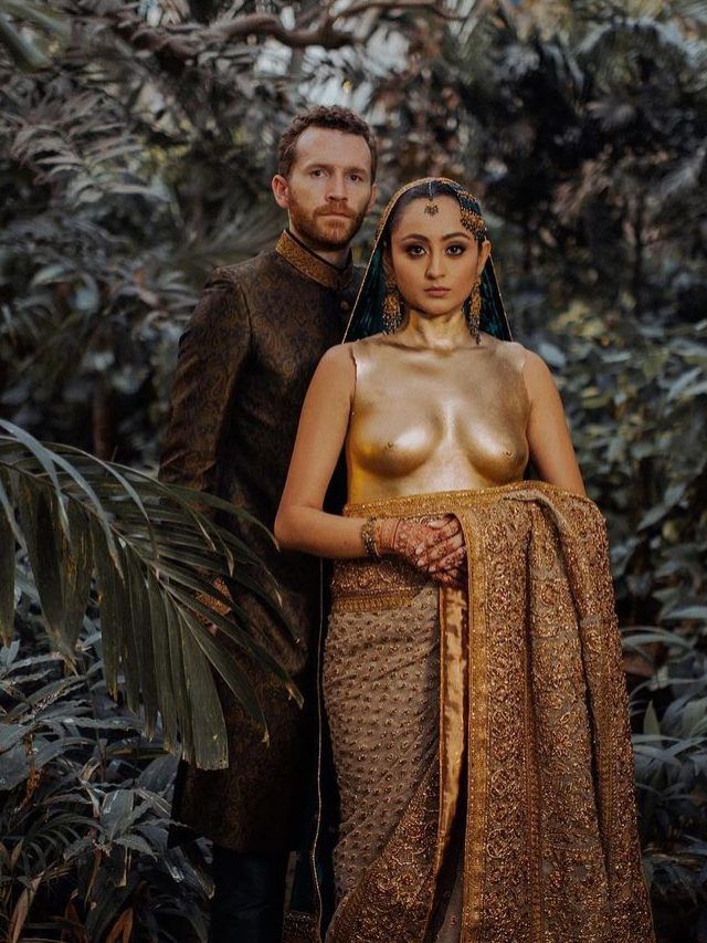 पाकिस्तानी दुल्हन ने रिसेप्शन में गोल्ड साड़ी के साथ पहना यूनीक 'ब्लाउज'...हो रही आलोचना