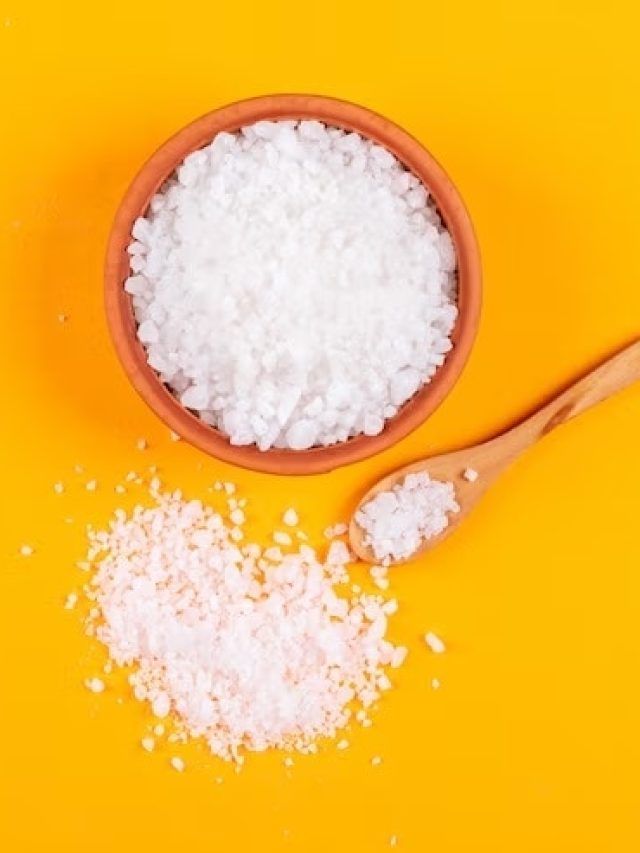 बारिश के मौसम में सील जाती है चीनी? नमी से दूर रखने के लिए ऐसे करें स्टोर