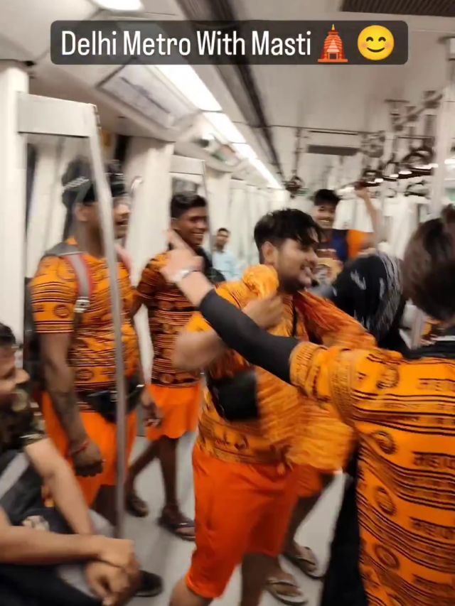 दिल्ली मेट्रो के अंदर कावंड़ियों का जबरदस्त डांस, VIDEO VIRAL