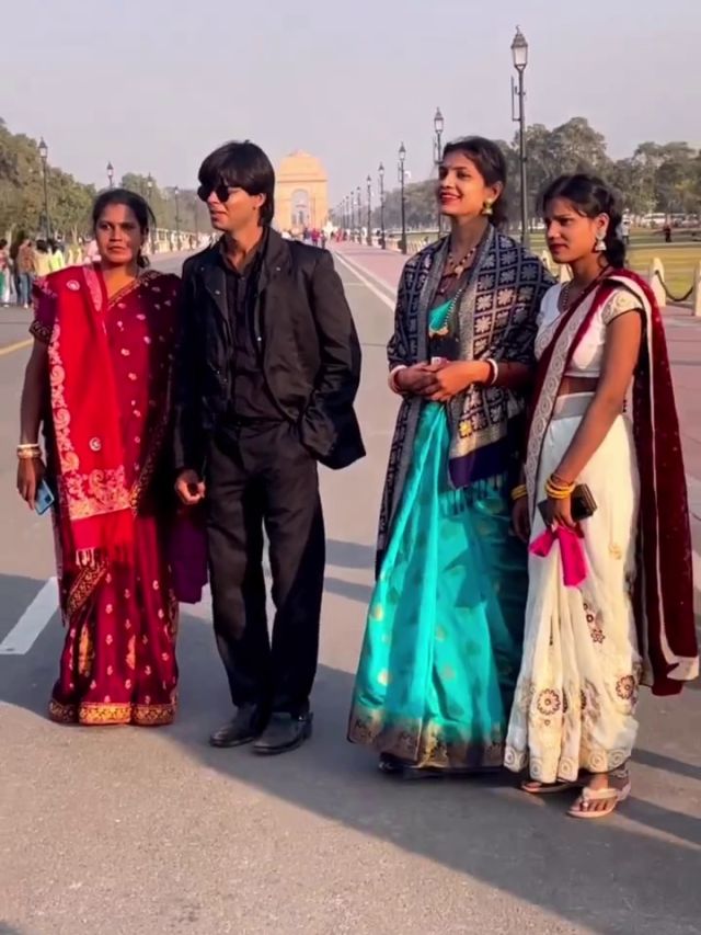 इंडिया गेट पर फैन्स से घिरे शाहरुख? VIDEO देख आप भी तो नहीं खा गए धोखा