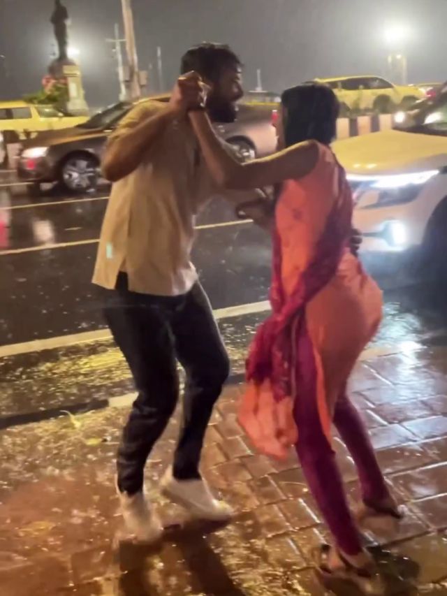 'तुमसे ही दिन होता है...' भारी बारिश में कपल ने किया डांस- VIDEO वायरल